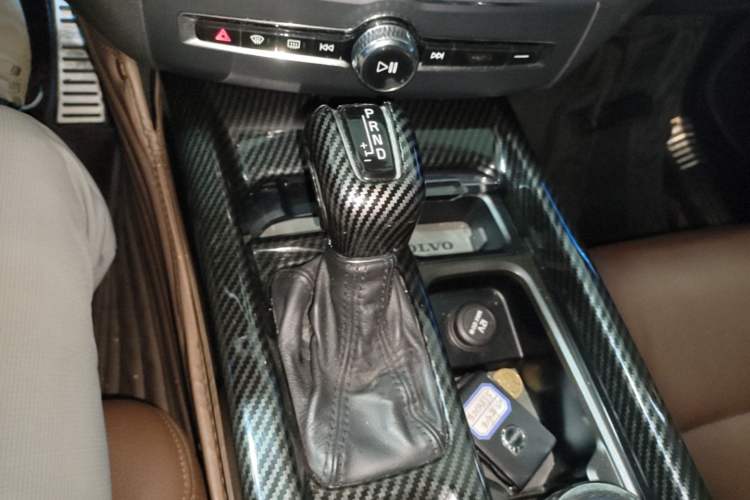 Used Volvo XC60 2019 T5 4x4 Smart Edition China VI Standard Gear Lever