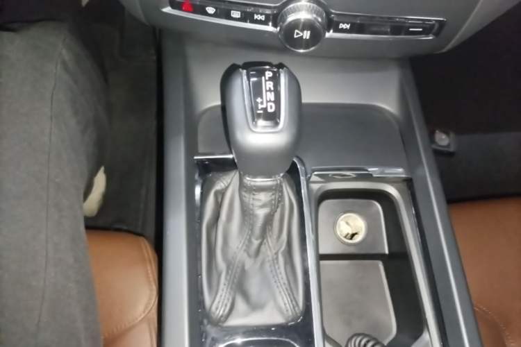 Used Volvo XC60 2019 T5 4x4 Smart Edition China VI Standard Gear Lever