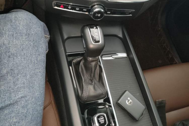 Used Volvo XC60 2019 T5 4x4 Smart Edition China VI Standard Gear Lever