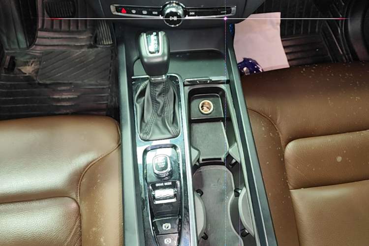 Used Volvo XC60 2019 T5 4x4 Smart Edition China VI Standard Gear Lever