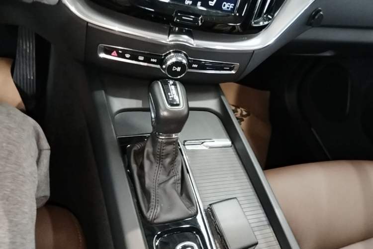 Used Volvo XC60 2019 T5 4x4 Zhiyuan Edition China VI Standard Gear Lever