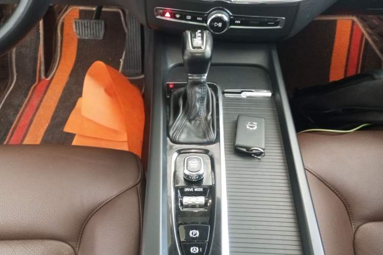 Used Volvo XC60 2019 T5 4x4 Smart Edition China VI Standard Gear Lever