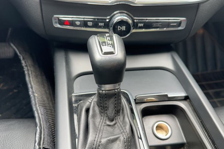 Used Volvo XC60 2019 T5 4x4 Smart Edition China V Standard Gear Lever