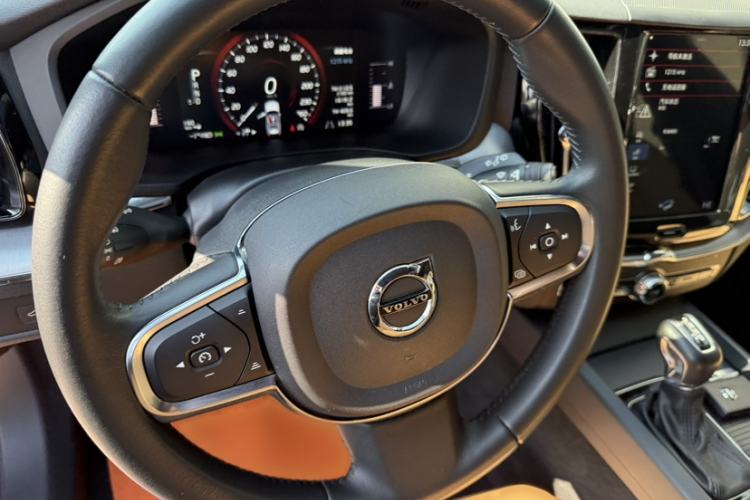 Used Volvo XC60 2019 T5 4x4 Smart Edition China VI Standard Interior 1