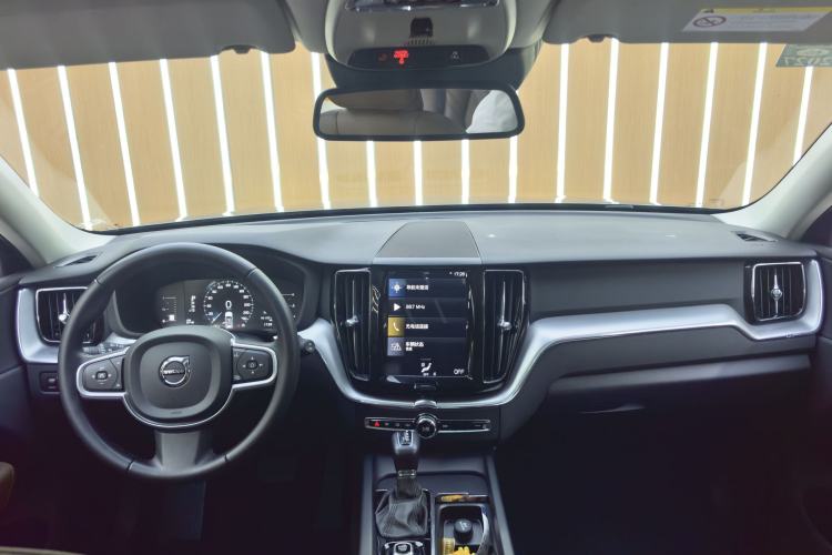 Used Volvo XC60 2019 T5 4x4 Smart Edition China VI Standard Interior 1