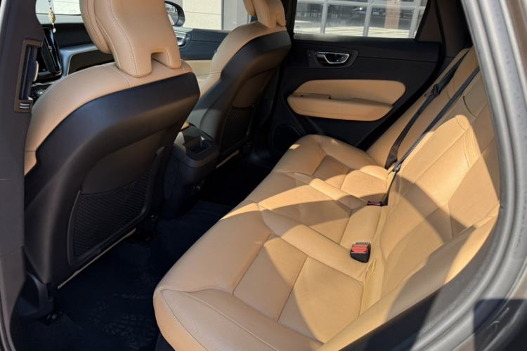 Used Volvo XC60 2019 T5 4x4 Smart Edition China VI Standard Interior 3