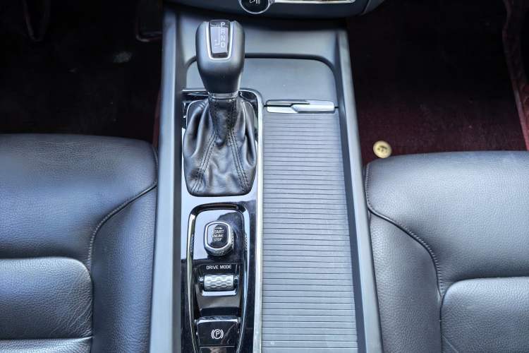 Used Volvo XC60 2019 T5 4x4 Smart Edition China VI Standard Interior 4