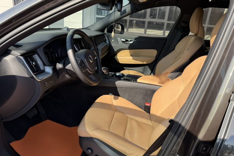 Used Volvo XC60 2019 T5 4x4 Smart Edition China VI Standard Interior 4