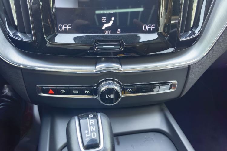 Used Volvo XC60 2019 T5 4x4 Smart Edition China VI Standard Interior 4