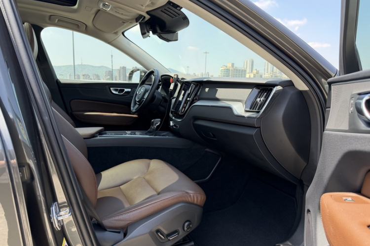 Used Volvo XC60 2019 T5 4x4 Smart Edition China VI Standard Interior 4