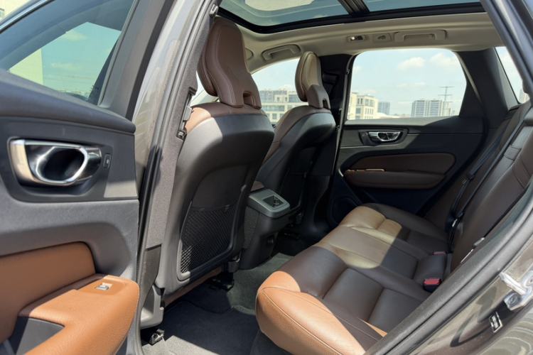 Used Volvo XC60 2019 T5 4x4 Smart Edition China VI Standard Interior 5