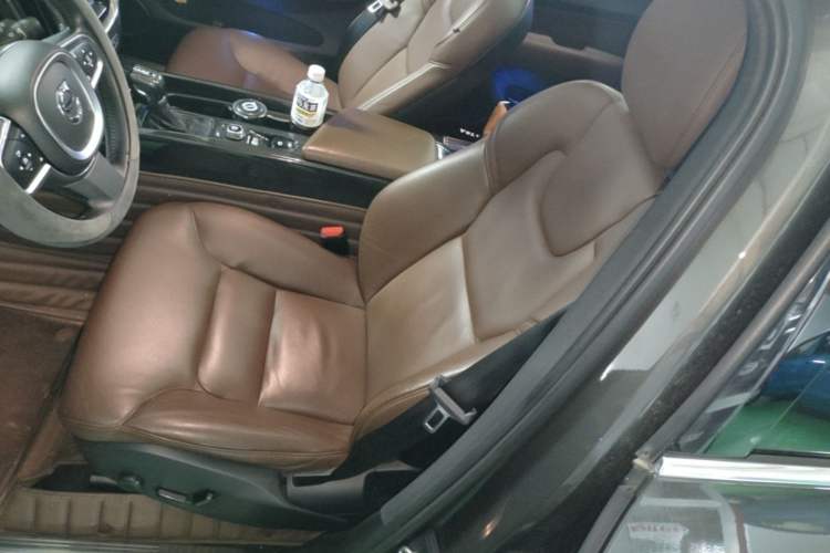 Used Volvo XC60 2019 T5 4x4 Smart Edition China VI Standard Left Front Seat