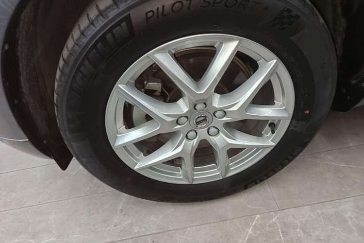 Used Volvo XC60 2019 T5 4x4 Smart Edition China V Standard Left Front Wheel Hub