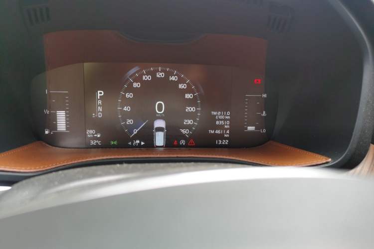 Used Volvo XC60  Odometer Close Up