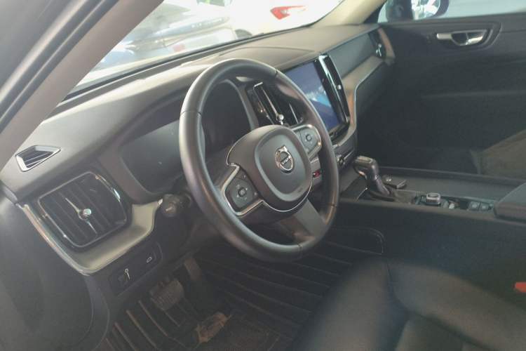 Used Volvo XC60 2019 T5 4x4 Smart Edition China VI Standard Steering Wheel