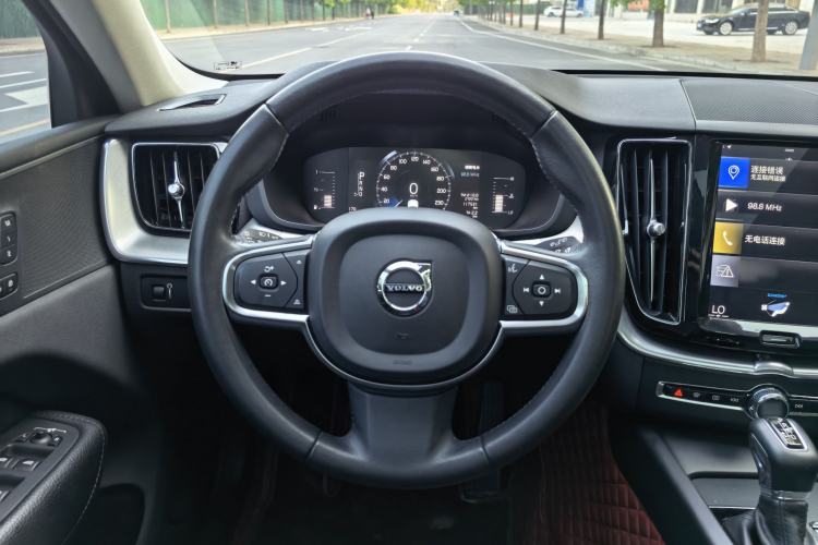 Used Volvo XC60 2019 T5 4x4 Smart Edition China VI Standard Steering Wheel