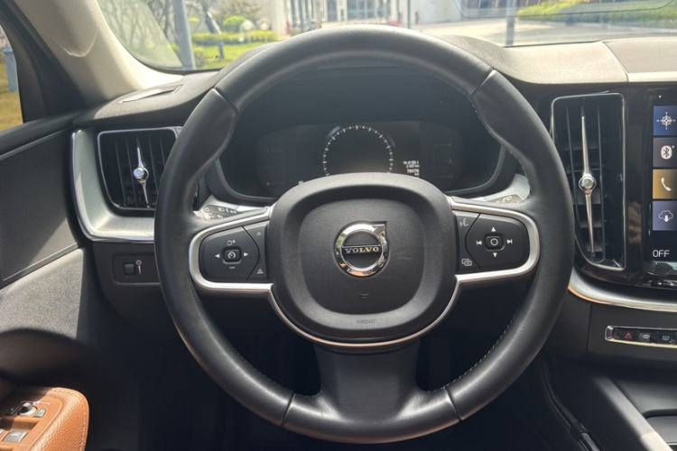 Used Volvo XC60 2019 T5 4x4 Smart Edition China V Standard Steering Wheel
