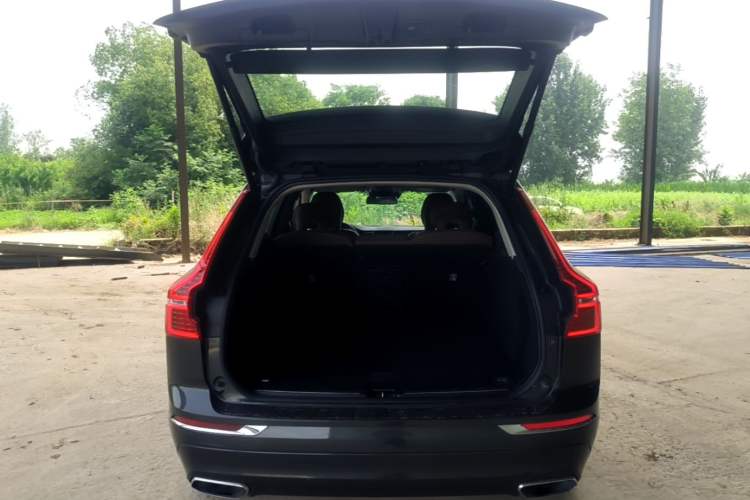 Used Volvo XC60 2019 T5 4x4 Smart Edition China VI Standard Trunk