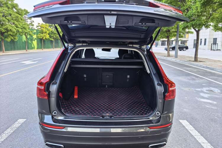 Used Volvo XC60 2019 T5 4x4 Smart Edition China VI Standard Trunk