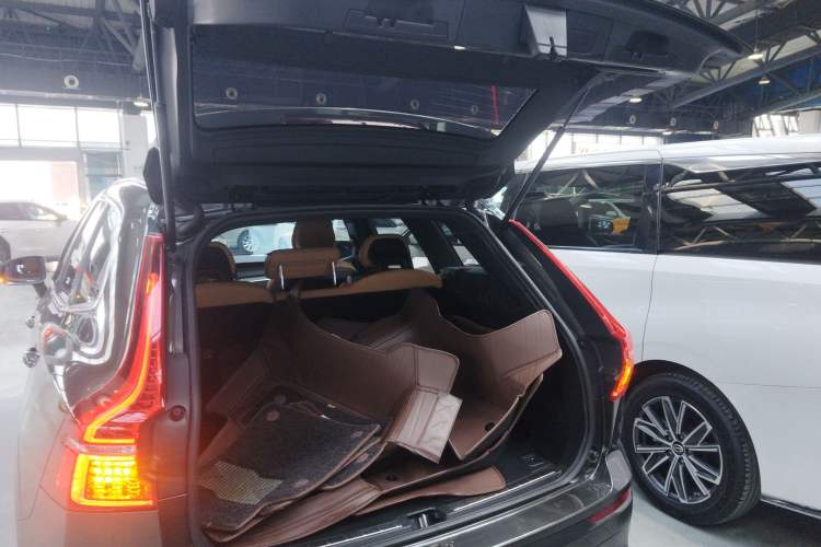 Used Volvo XC60 2019 T5 4x4 Smart Edition China VI Standard Trunk