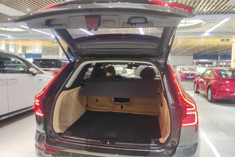 Used Volvo XC60 2019 T5 4x4 Smart Edition China VI Standard Trunk