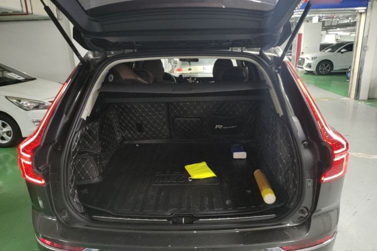 Used Volvo XC60 2019 T5 4x4 Smart Edition China VI Standard Trunk
