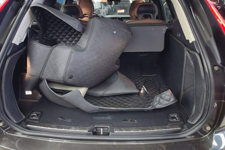Used Volvo XC60 2019 T5 4x4 Zhiyuan Edition China VI Standard Trunk