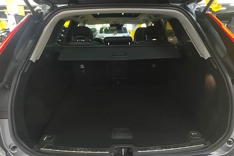 Used Volvo XC60 2019 T4 Zhiyi Edition China V Standard Trunk