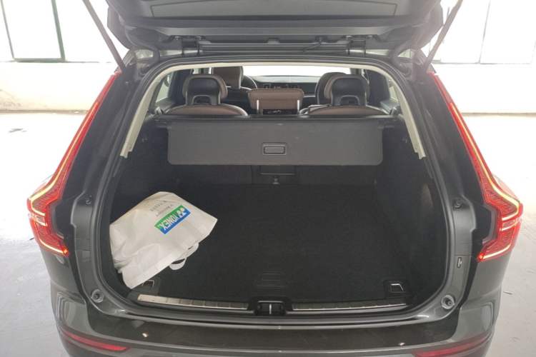 Used Volvo XC60 2019 T5 4x4 Smart Edition China VI Standard Trunk