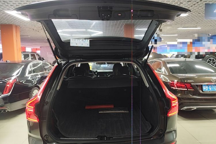 Used Volvo XC60 2019 T5 4x4 Smart Edition China VI Standard Trunk