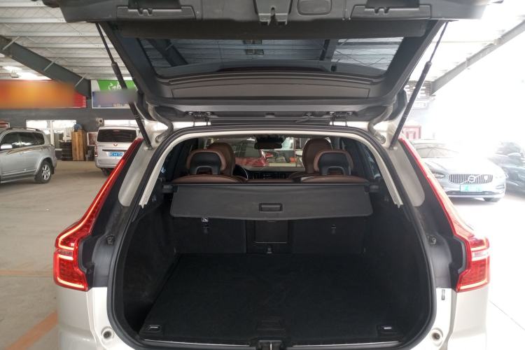 Used Volvo XC60 2019 T5 4x4 Smart Edition China VI Standard Trunk