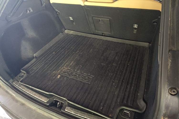 Used Volvo XC60 2019 T5 4x4 Smart Edition China V Standard Trunk