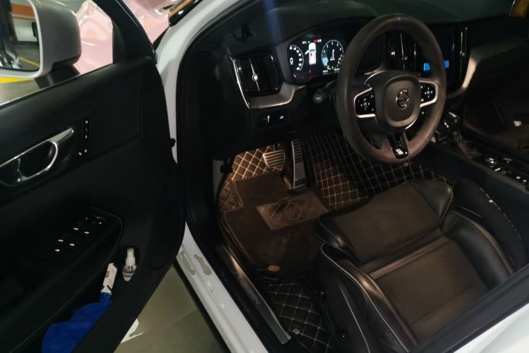Used Volvo XC60 2019 T5 4x4 Smart & Dynamic Sport Edition China VI Standard Driver Seat