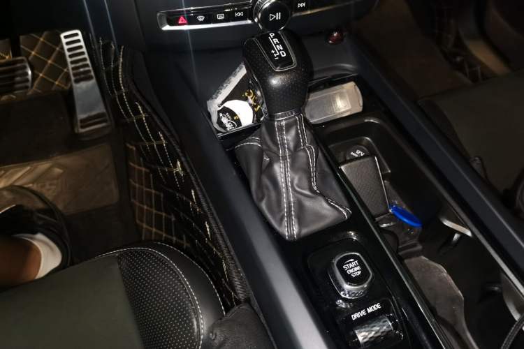 Used Volvo XC60 2019 T5 4x4 Smart & Dynamic Sport Edition China VI Standard Gear Lever