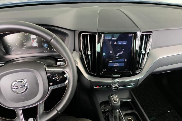 Used Volvo XC60 2019 T5 4x4 Smart & Dynamic Sport Edition China VI Standard Audio And AC Panel