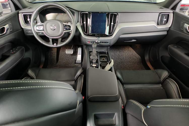 Used Volvo XC60 2019 T5 4x4 Smart & Dynamic Sport Edition China VI Standard Center Console