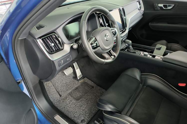 Used Volvo XC60 2019 T5 4x4 Smart & Dynamic Sport Edition China VI Standard Driver Seat