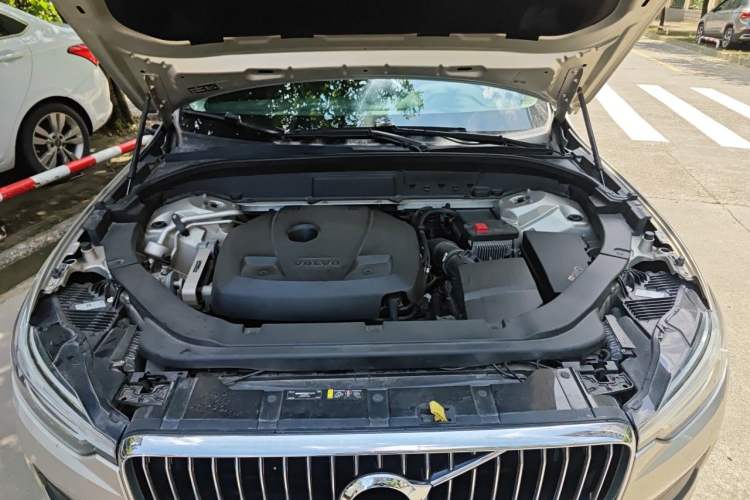 Used Volvo XC60 2019 T5 4x4 Zhiyuan Edition China VI Standard Engine Bay