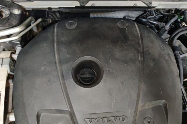 Used Volvo XC60 2019 T5 4x4 Smart Edition China VI Standard Engine Bay