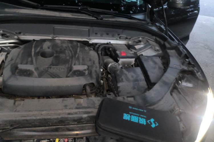 Used Volvo XC60 2019 T5 4x4 Smart Edition China VI Standard Engine Bay Left
