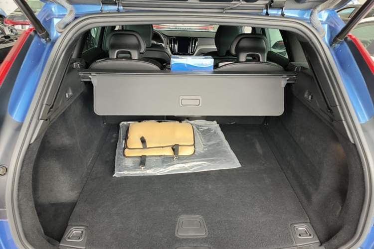 Used Volvo XC60 2019 T5 4x4 Smart & Dynamic Sport Edition China VI Standard Trunk