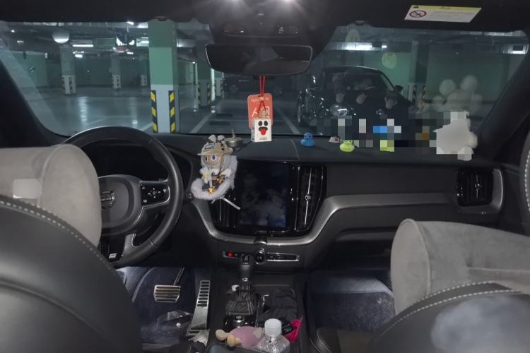Used Volvo XC60 2019 T5 4x4 Smart & Dynamic Sport Edition China VI Standard Center Console