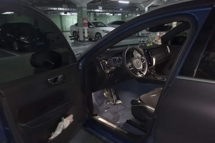 Used Volvo XC60 2019 T5 4x4 Smart & Dynamic Sport Edition China VI Standard Driver Seat