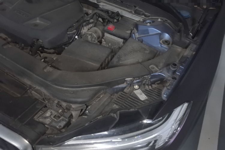 Used Volvo XC60 2019 T5 4x4 Smart & Dynamic Sport Edition China VI Standard Engine Bay Left