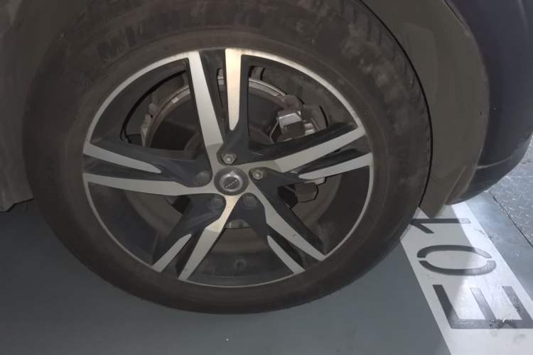 Used Volvo XC60 2019 T5 4x4 Smart & Dynamic Sport Edition China VI Standard Right Front Wheel Hub