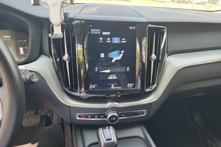 Used Volvo XC60 2019 T5 4x4 Smart Edition China V Standard Audio And AC Panel