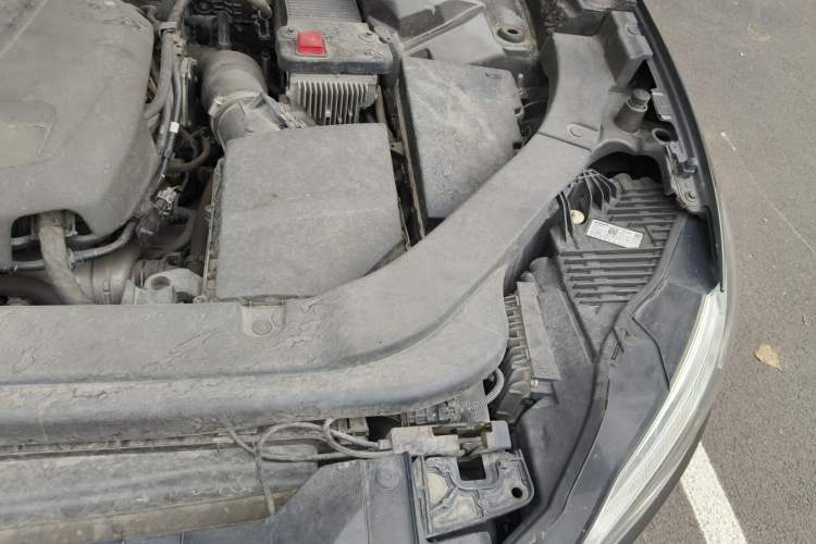 Used Volvo XC60 2019 T5 4x4 Smart Edition China VI Standard Engine Bay Left