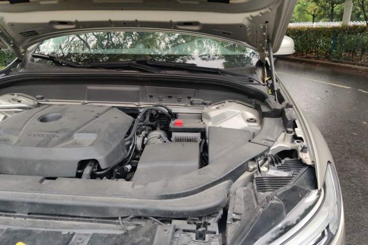 Used Volvo XC60 2019 T5 4x4 Smart Edition China V Standard Engine Bay Left