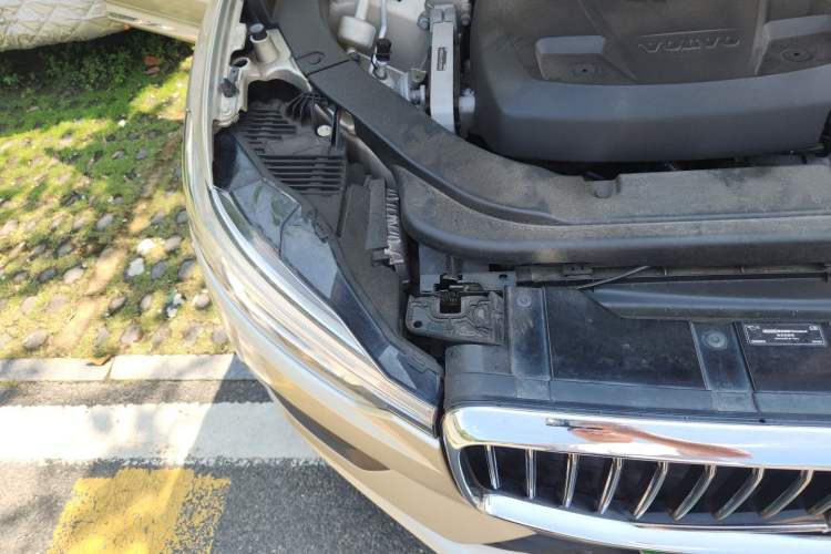 Used Volvo XC60 2019 T5 4x4 Smart Edition China V Standard Engine Bay Right