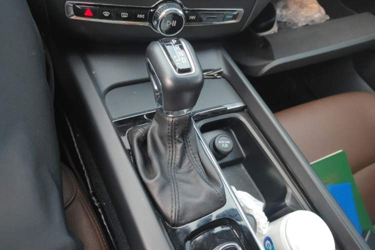 Used Volvo XC60 2019 T5 4x4 Smart Edition China VI Standard Gear Lever